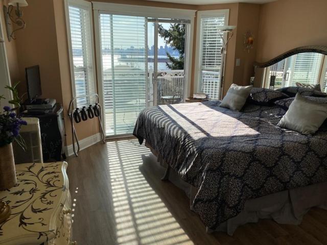 Ocean Breeze Executive Bed And Breakfast นอร์ทแวนคูเวอร์ ภายนอก รูปภาพ